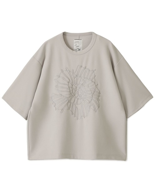 SHAREEF（シャリーフ）の「【SHAREEF】STUDIOUS別注 ABSTRACT FLOWERemb. GERORGETTE S/S TEE（Tシャツ/カットソー・メンズ・ブラック/ブラウン/アイボリー・1/2）」の2枚目の写真