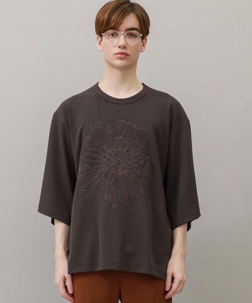 SHAREEF（シャリーフ）の「【SHAREEF】STUDIOUS別注 ABSTRACT FLOWERemb. GERORGETTE S/S TEE（Tシャツ/カットソー・メンズ・ブラック/ブラウン/アイボリー・1/2）」の6枚目の写真