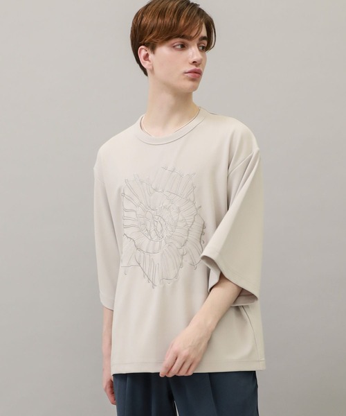 SHAREEF（シャリーフ）の「【SHAREEF】STUDIOUS別注 ABSTRACT FLOWERemb. GERORGETTE S/S TEE（Tシャツ/カットソー・メンズ・ブラック/ブラウン/アイボリー・1/2）」の7枚目の写真