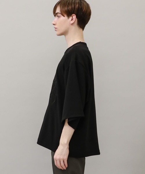 SHAREEF（シャリーフ）の「【SHAREEF】STUDIOUS別注 ABSTRACT FLOWERemb. GERORGETTE S/S TEE（Tシャツ/カットソー・メンズ・ブラック/ブラウン/アイボリー・1/2）」の13枚目の写真