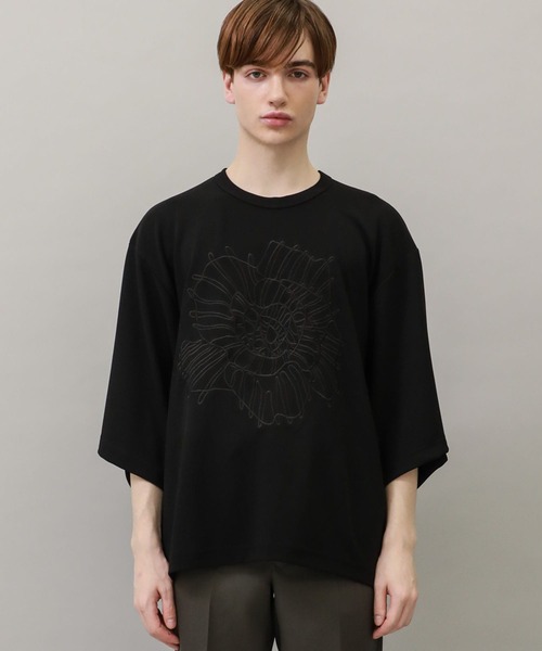 SHAREEF（シャリーフ）の「【SHAREEF】STUDIOUS別注 ABSTRACT FLOWERemb. GERORGETTE S/S TEE（Tシャツ/カットソー・メンズ・ブラック/ブラウン/アイボリー・1/2）」の8枚目の写真