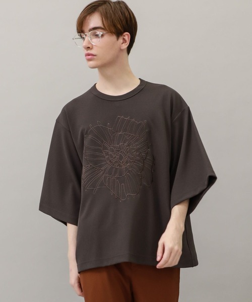 SHAREEF（シャリーフ）の「【SHAREEF】STUDIOUS別注 ABSTRACT FLOWERemb. GERORGETTE S/S TEE（Tシャツ/カットソー・メンズ・ブラック/ブラウン/アイボリー・1/2）」の11枚目の写真