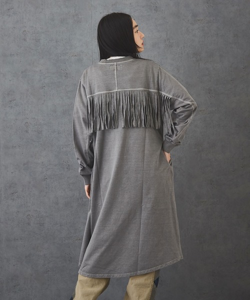 TOBILA（トビラ）の「ミニ裏毛ピグメント染めフリンジアメフトワンピ―ス（ワンピース・レディース・チャコールグレー/イエロー/ナチュラル・M）」の2枚目の写真