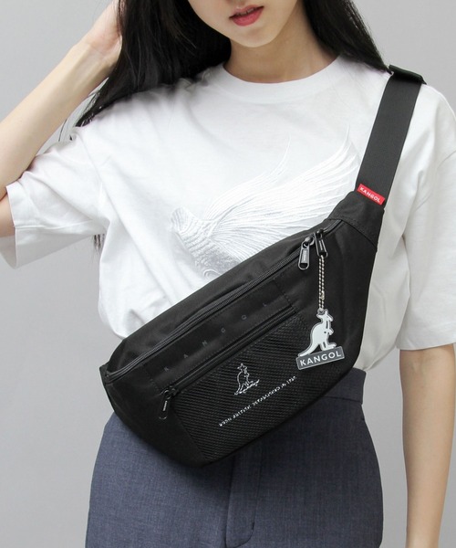 KANGOL（カンゴール）の「スケートボード カラフルロゴ メッシュポケット ウエストバッグ / プラスチックプレートチャーム付き（ボディバッグ/ウエストポーチ・メンズ・ブラック/ベージュ/ブラック系その他・FREE）」の2枚目の写真