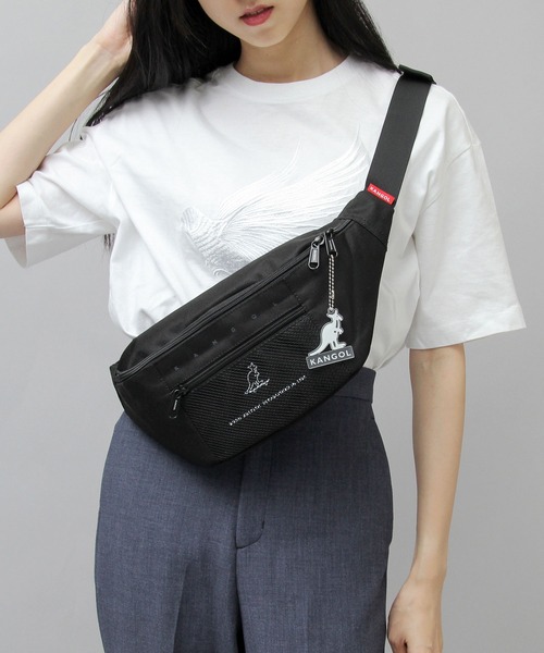 KANGOL（カンゴール）の「スケートボード カラフルロゴ メッシュポケット ウエストバッグ / プラスチックプレートチャーム付き（ボディバッグ/ウエストポーチ・メンズ・ブラック/ベージュ/ブラック系その他・FREE）」の4枚目の写真