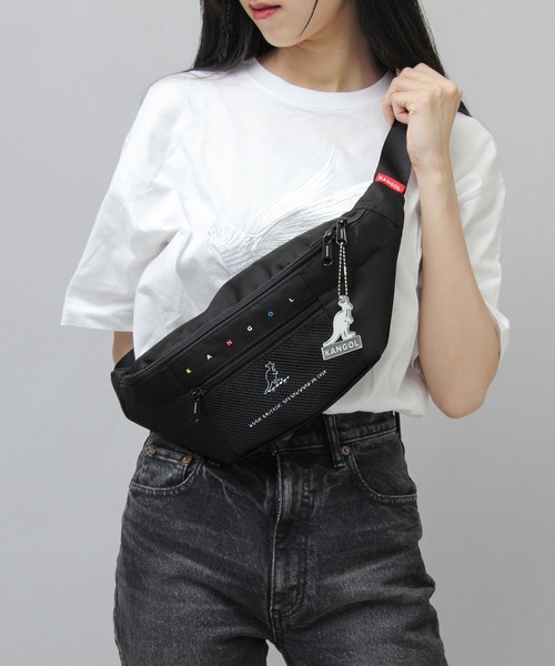 KANGOL（カンゴール）の「スケートボード カラフルロゴ メッシュポケット ウエストバッグ / プラスチックプレートチャーム付き（ボディバッグ/ウエストポーチ・メンズ・ブラック/ベージュ/ブラック系その他・FREE）」の5枚目の写真