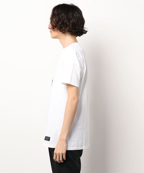 SISLEY(シスレー)の「型押し半袖Tシャツ・カットソー(Tシャツ/カットソー・メンズ・ホワイト/ホワイト系その他/スミクロ・LARGE/SMALL/MEDIUM/X-LARGE)」の4枚目の写真