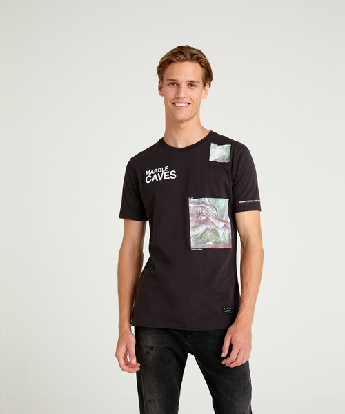 SISLEY(シスレー)の「型押し半袖Tシャツ・カットソー(Tシャツ/カットソー・メンズ・ホワイト/ホワイト系その他/スミクロ・LARGE/SMALL/MEDIUM/X-LARGE)」の3枚目の写真