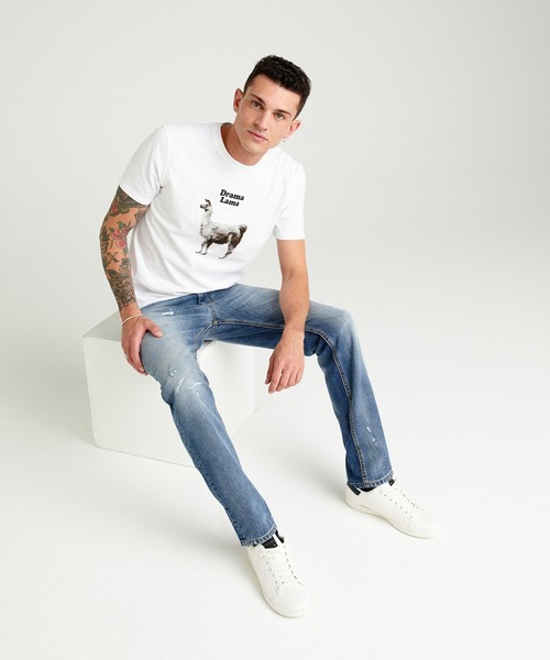 SISLEY(シスレー)の「型押し半袖Tシャツ・カットソー(Tシャツ/カットソー・メンズ・ホワイト/ホワイト系その他/スミクロ・LARGE/SMALL/MEDIUM/X-LARGE)」の6枚目の写真