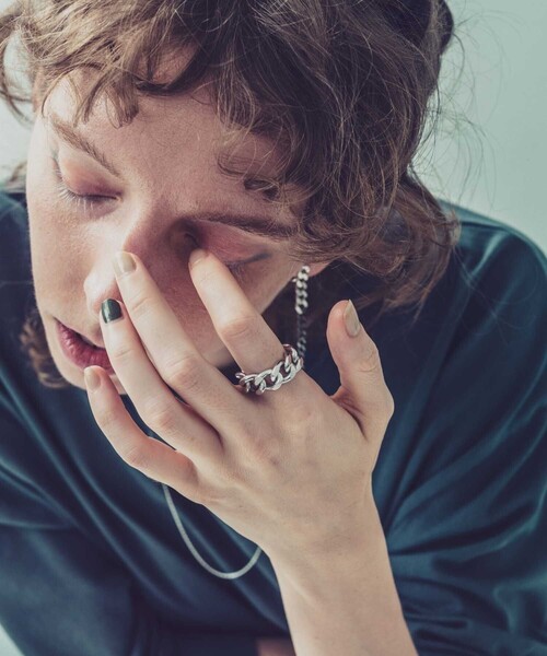 and cloud（アンドクラウド）の「Curb Chain Cutting Ring（リング・レディース・ブラック/シルバー/イエローゴールド・S/L/LL）」の2枚目の写真