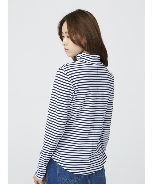 GAP（ギャップ）の「タートルネックTシャツ（Tシャツ/カットソー・レディース・ネイビー/ブルー系その他/ホワイト/ベージュ/ブラック/グレー・XS/M/S/XL/XXS/L）」の12枚目の写真