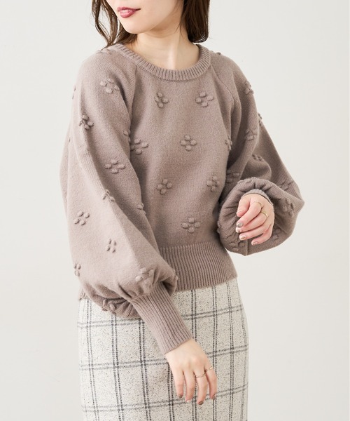 natural couture(ナチュラルクチュール)の「【WEB限定カラー有り】つぶつぶお花ニット(ニット/セーター・レディース・グレー/オフホワイト/ライトベージュ/グリーン/ピンク・FREE)」の3枚目の写真
