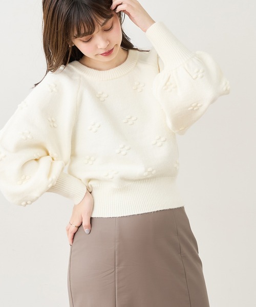 natural couture(ナチュラルクチュール)の「【WEB限定カラー有り】つぶつぶお花ニット(ニット/セーター・レディース・グレー/オフホワイト/ライトベージュ/グリーン/ピンク・FREE)」の2枚目の写真