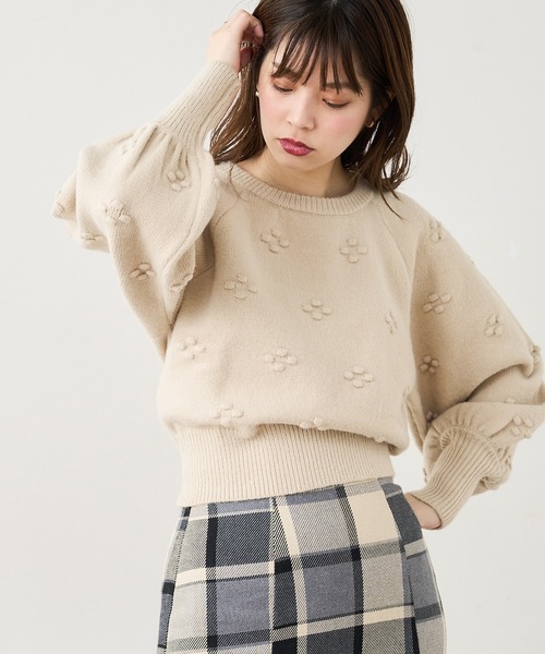 natural couture(ナチュラルクチュール)の「【WEB限定カラー有り】つぶつぶお花ニット(ニット/セーター・レディース・グレー/オフホワイト/ライトベージュ/グリーン/ピンク・FREE)」の13枚目の写真