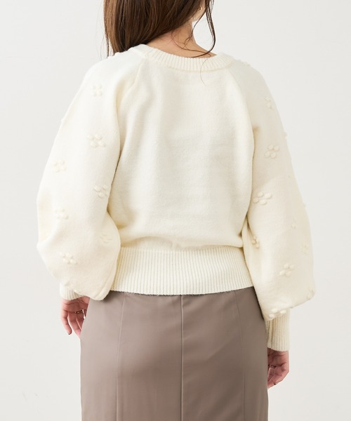 natural couture(ナチュラルクチュール)の「【WEB限定カラー有り】つぶつぶお花ニット(ニット/セーター・レディース・グレー/オフホワイト/ライトベージュ/グリーン/ピンク・FREE)」の11枚目の写真