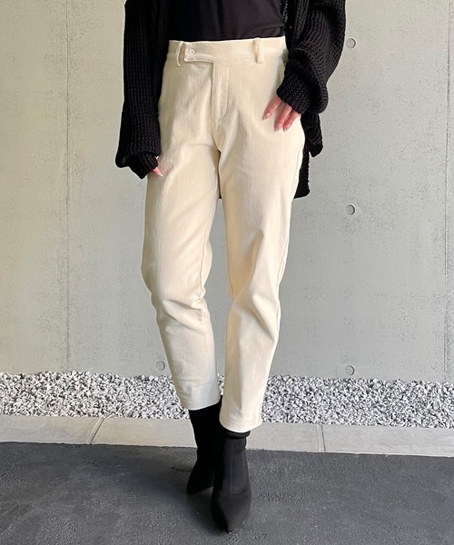 junoah（ジュノア）の「ローライズコーデュロイテーパードパンツ（その他パンツ・レディース・ブラック/アイボリー/ダークグレー・MEDIUM/LARGE/X-LARGE）」の2枚目の写真