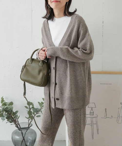 URBAN RESEARCH DOORS(アーバンリサーチドアーズ)の「ネップVネックニットカーディガン(カーディガン/ボレロ・レディース・ベージュ/グレー・ONE)」の2枚目の写真