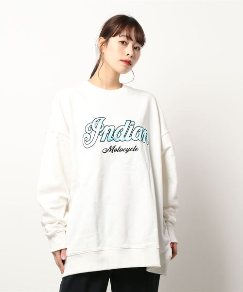 INDIAN(インディアン)の「《INDIAN》サテン刺繍オーバーサイズトレーナー(スウェット・レディース・グレイッシュベージュ/ブラック/ブルーグレー/グリーン/オフホワイト・LARGE/X-LARGE/MEDIUM)」の2枚目の写真