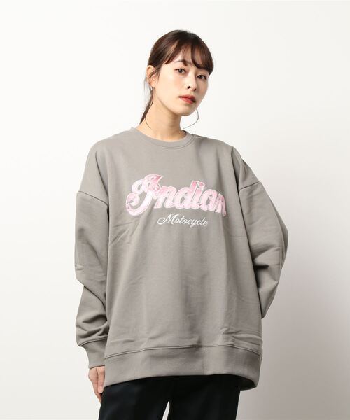 INDIAN(インディアン)の「《INDIAN》サテン刺繍オーバーサイズトレーナー(スウェット・レディース・グレイッシュベージュ/ブラック/ブルーグレー/グリーン/オフホワイト・LARGE/X-LARGE/MEDIUM)」の1枚目の写真