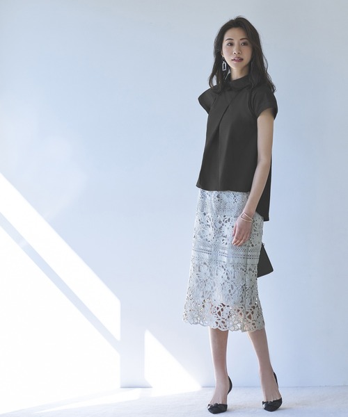 RUIRUE BOUTIQUE（ルイルエブティック）の「洗える ｜ シャツカラーデザインTブラウスシャツ ｜ 半袖 レギュラーカラー トップス 体型カバー カットソー オフィスカジュアル 通勤服 華やか ブラウス（シャツ/ブラウス・レディース・ブラック/オフホワイト/グレイッシュベージュ/ネイビー/スミクロ・LL/3L/S/M/L/4L/5L）」の14枚目の写真