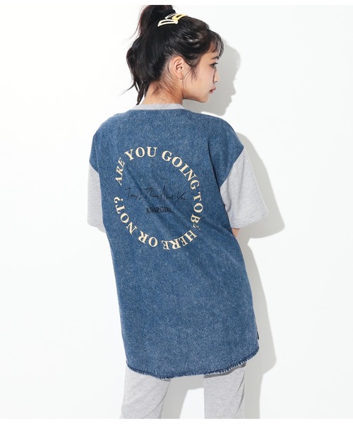 ANAP GiRL(アナップガール)の「デニム切替スウェットオーバートップス(Tシャツ/カットソー・キッズ・スミクロ/ライトグレー・S/M)」の1枚目の写真