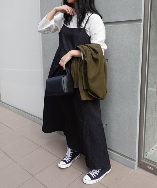 CORNERS（コーナーズ）の「フラワーエンボスキャミワンピース（ワンピース・レディース・ブラック/アイボリー・M/L）」の4枚目の写真