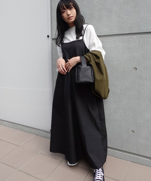 CORNERS（コーナーズ）の「フラワーエンボスキャミワンピース（ワンピース・レディース・ブラック/アイボリー・M/L）」の5枚目の写真