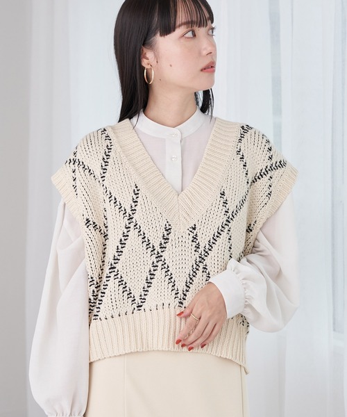 earth music&ecology（アースミュージックアンドエコロジー）の「ダイヤジャカードニットベスト（ベスト・レディース・チャコールグレー/オフホワイト・FREE）」の2枚目の写真