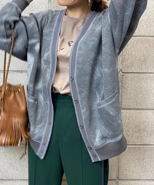 mi via loca（ミヴィアロカ）の「ワッフルタイダイVネックカーディガン（カーディガン/ボレロ・レディース・スミクロ/グリーン/パープル・FREE）」の4枚目の写真