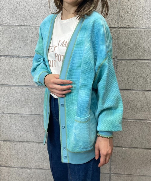 mi via loca（ミヴィアロカ）の「ワッフルタイダイVネックカーディガン（カーディガン/ボレロ・レディース・スミクロ/グリーン/パープル・FREE）」の6枚目の写真