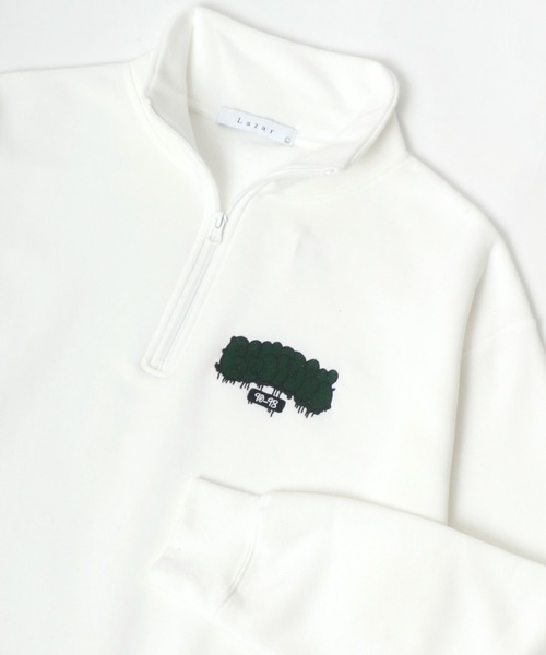 Lazar（ラザル）の「Lazar 別注 裏起毛 オーバーサイズ ワンポイント刺繍 ハーフジップ スウェット トレーナー プルオーバー/ストリート/カレッジ（スウェット・メンズ・ブラック/ブルー系その他2/グレー系その他/ブラック系その他/アッシュグレー/ダークグリーン/ホワイト/ホワイト系その他/チャコール/グリーン系その他/ブルー系その他/ベージュ/ネイビー/グレー系その他2/グリーン系その他2/グリーン系その他3/グレー系その他3/グレー系その他4・M/L/LL）」の3枚目の写真