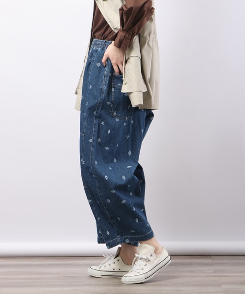 mili mili(ミリミリ)の「milimili キリム柄抜染プリント パラシュートデニムパンツ(デニムパンツ・レディース・インディゴブルー/ブルー・FREE)」の20枚目の写真