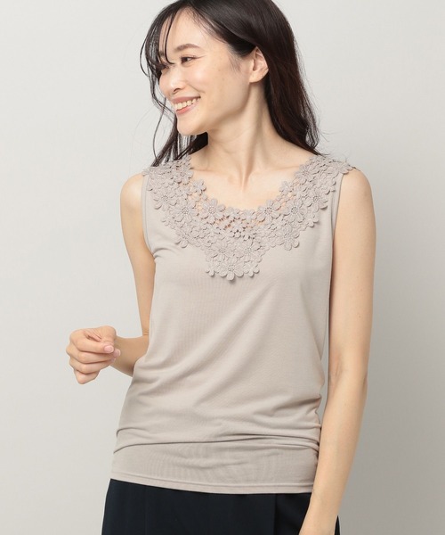 Elura(エルーラ)の「ラウンドフラワー2WAYタンク(タンクトップ・レディース・グレイッシュベージュ/ブラック/ホワイト/ライトグレー・FREE)」の4枚目の写真