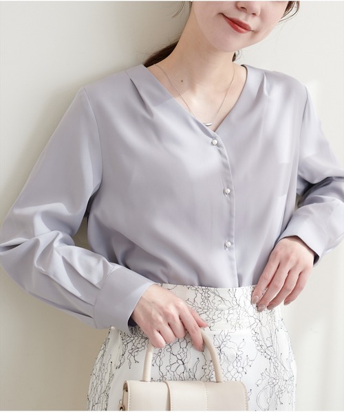 natural couture(ナチュラルクチュール)の「ちびパール釦とろみブラウス(シャツ/ブラウス・レディース・ミント/ネイビー/ドット/ラベンダー/アイボリー/グレイッシュベージュ/サックスブルー・FREE)」の6枚目の写真