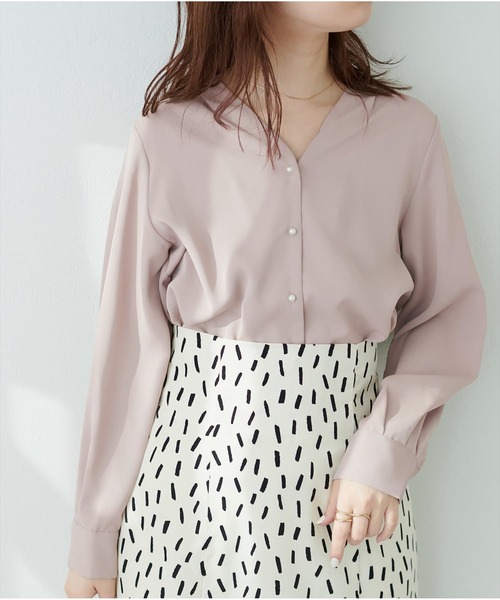 natural couture(ナチュラルクチュール)の「ちびパール釦とろみブラウス(シャツ/ブラウス・レディース・ミント/ネイビー/ドット/ラベンダー/アイボリー/グレイッシュベージュ/サックスブルー・FREE)」の3枚目の写真