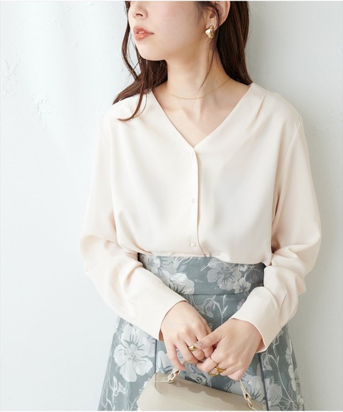 natural couture(ナチュラルクチュール)の「ちびパール釦とろみブラウス(シャツ/ブラウス・レディース・ミント/ネイビー/ドット/ラベンダー/アイボリー/グレイッシュベージュ/サックスブルー・FREE)」の2枚目の写真