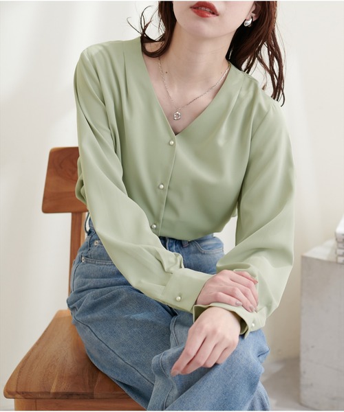natural couture(ナチュラルクチュール)の「ちびパール釦とろみブラウス(シャツ/ブラウス・レディース・ミント/ネイビー/ドット/ラベンダー/アイボリー/グレイッシュベージュ/サックスブルー・FREE)」の4枚目の写真