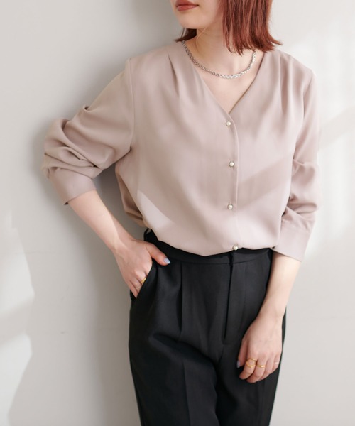 natural couture(ナチュラルクチュール)の「ちびパール釦とろみブラウス(シャツ/ブラウス・レディース・ミント/ネイビー/ドット/ラベンダー/アイボリー/グレイッシュベージュ/サックスブルー・FREE)」の15枚目の写真