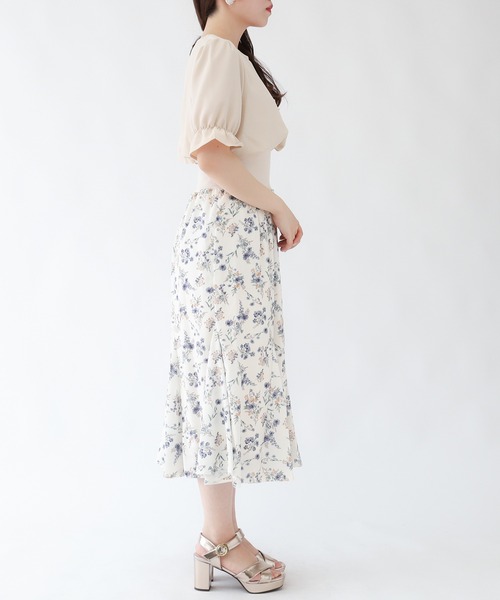 ASTORIA ODIER（アストリアオディール）の「ウエストリブ花柄ワンピース（ワンピース・レディース・ホワイト/アイボリー・SMALL/MEDIUM）」の3枚目の写真