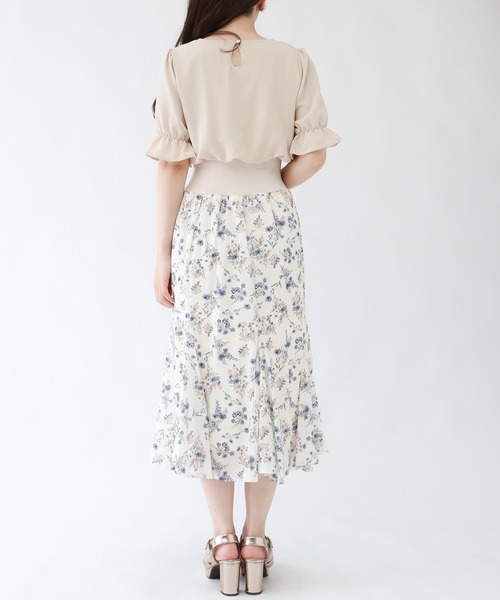 ASTORIA ODIER（アストリアオディール）の「ウエストリブ花柄ワンピース（ワンピース・レディース・ホワイト/アイボリー・SMALL/MEDIUM）」の4枚目の写真