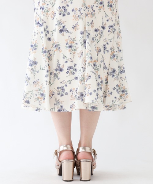 ASTORIA ODIER（アストリアオディール）の「ウエストリブ花柄ワンピース（ワンピース・レディース・ホワイト/アイボリー・SMALL/MEDIUM）」の13枚目の写真