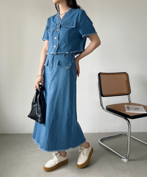 CLEA(クレア)の「【2点SET】フリンジデニムショート丈ジャケット+ロングスカート セットアップ(セットアップ・レディース・ブルー/ライトブルー・M/L)」の4枚目の写真
