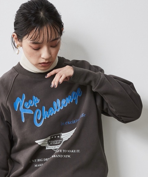 CHIC STYLE(シックスタイル)の「<大きいサイズ>ロゴプリント裏起毛トレーナー シックスタイル(スウェット・レディース・オフホワイト/ブラウン・L/LL/3L/4L/5L)」の4枚目の写真