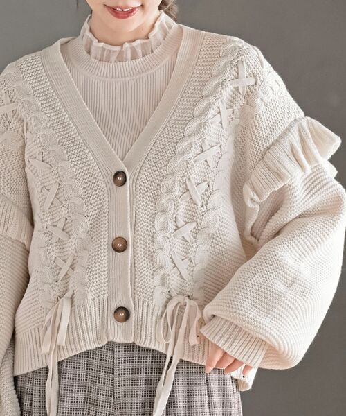 rps（アールピーエス）の「サイドレースアップケーブルフリルニットカーディガン（カーディガン/ボレロ・レディース・ピンク/グレイッシュベージュ/アイボリー/杢グレー/ボルドー・フリー）」の10枚目の写真