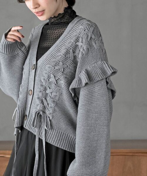 rps（アールピーエス）の「サイドレースアップケーブルフリルニットカーディガン（カーディガン/ボレロ・レディース・ピンク/グレイッシュベージュ/アイボリー/杢グレー/ボルドー・フリー）」の16枚目の写真