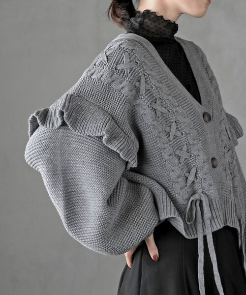 rps（アールピーエス）の「サイドレースアップケーブルフリルニットカーディガン（カーディガン/ボレロ・レディース・ピンク/グレイッシュベージュ/アイボリー/杢グレー/ボルドー・フリー）」の18枚目の写真