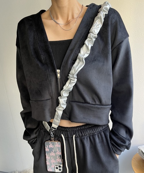 LAC-VERT（ラック・ヴェール）の「フェイクレザーPUギャザースマホストラップ（スマホグッズ・レディース・シルバー/ブラック/アイボリー/ゴールド・FREE）」の3枚目の写真