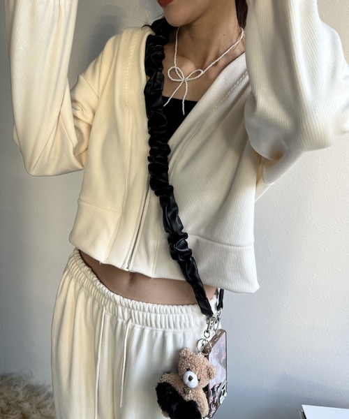 LAC-VERT（ラック・ヴェール）の「フェイクレザーPUギャザースマホストラップ（スマホグッズ・レディース・シルバー/ブラック/アイボリー/ゴールド・FREE）」の2枚目の写真