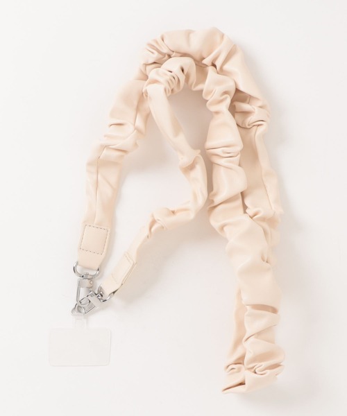 LAC-VERT（ラック・ヴェール）の「フェイクレザーPUギャザースマホストラップ（スマホグッズ・レディース・シルバー/ブラック/アイボリー/ゴールド・FREE）」の7枚目の写真