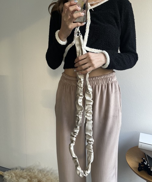 LAC-VERT（ラック・ヴェール）の「フェイクレザーPUギャザースマホストラップ（スマホグッズ・レディース・シルバー/ブラック/アイボリー/ゴールド・FREE）」の22枚目の写真